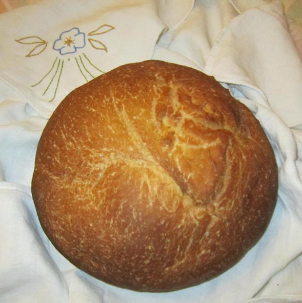 Pain fait maison et linge ancien brodé à la main